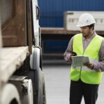 Un transporteur vérifiant l'état de la marchandise