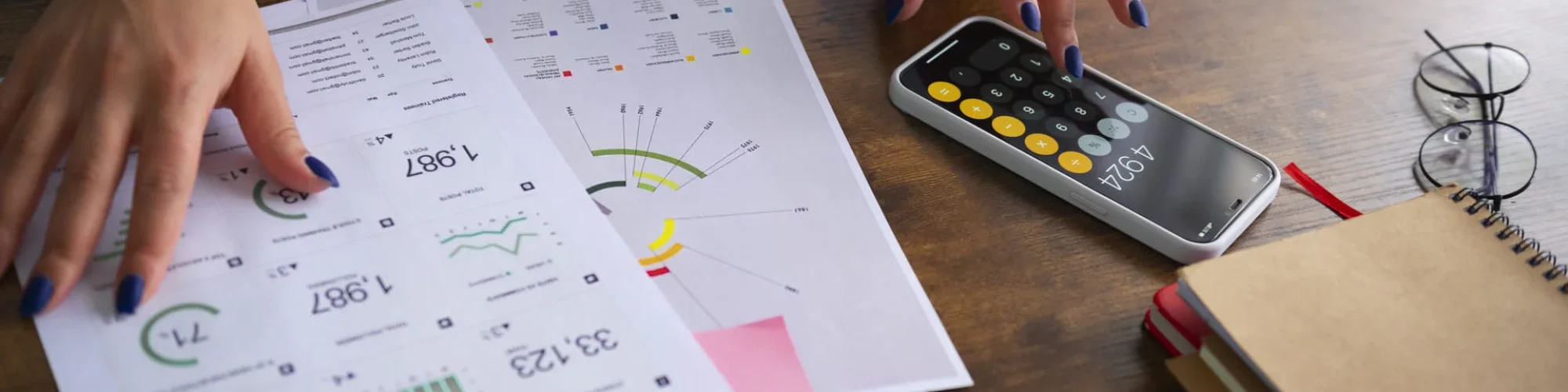 Personne en train de faire des calculs